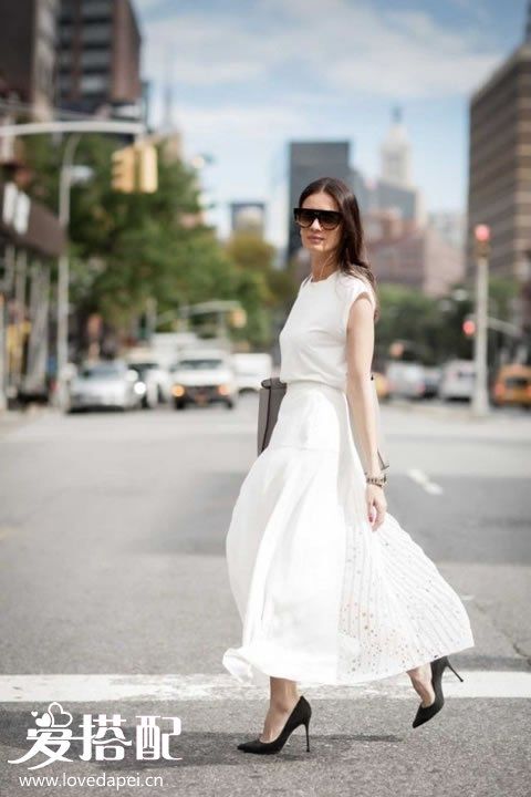 白色长裙+白色T恤+黑色高跟鞋