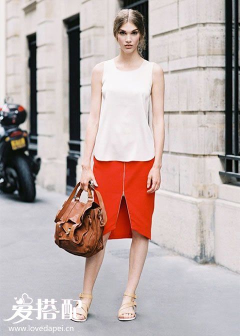 橙色铅笔裙+白色背心+凉鞋